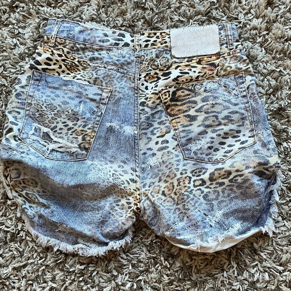 One Teaspoon Distressed Leopard Print High Waist Bandits Denim Shorts - Picture 5 of 6